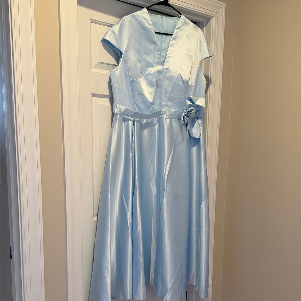 Elegant Light Blue Midi Dress with Side Bow